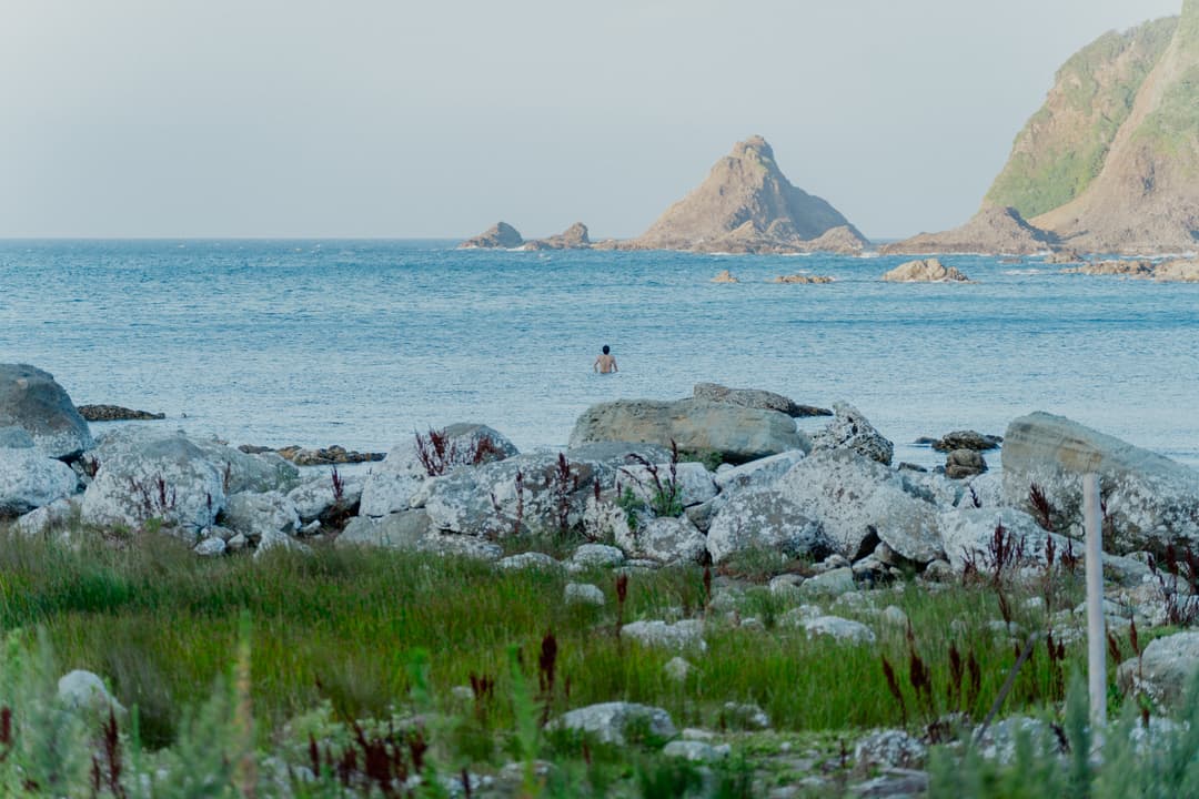 2026年7月の木ノ浦海岸の景色。白っぽく見える岩があるのは、かつて海底だった場所