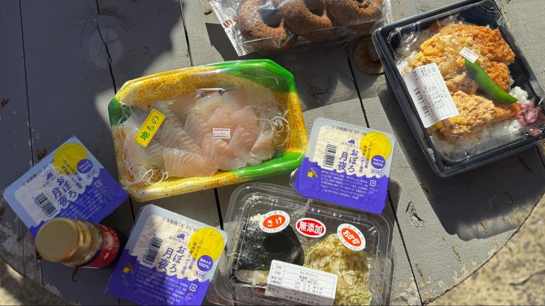 災害FM「まちのラジオ」の前で日向ぼっこをしながらお豆腐をいただきました