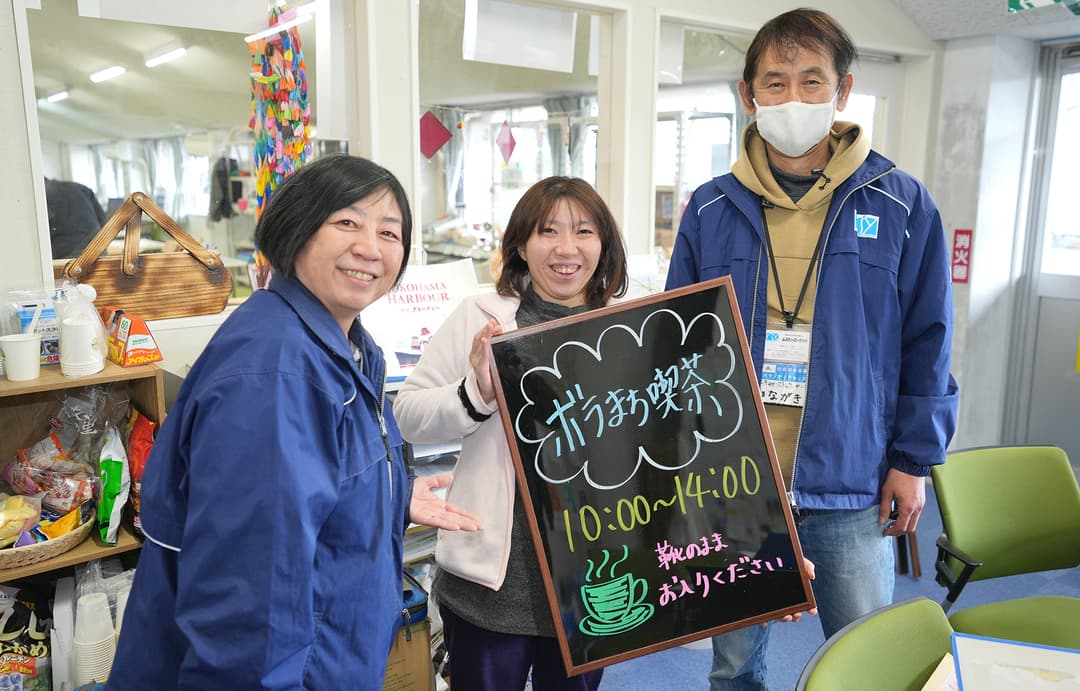 濱下さん(中央)と「ボラまち亭」を運営するRSYの(2026年3月時点の)穴水拠点スタッフ(撮影:2026年3月 関口威人)
