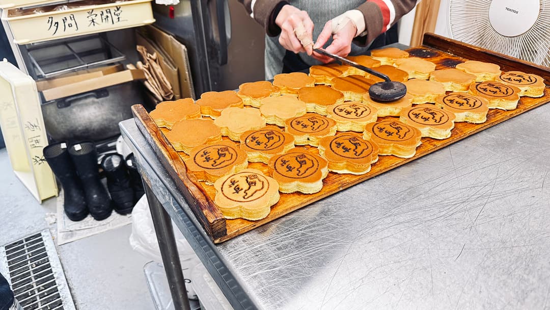 焼き上がった太鼓饅頭に一つずつ焼印を押していきます