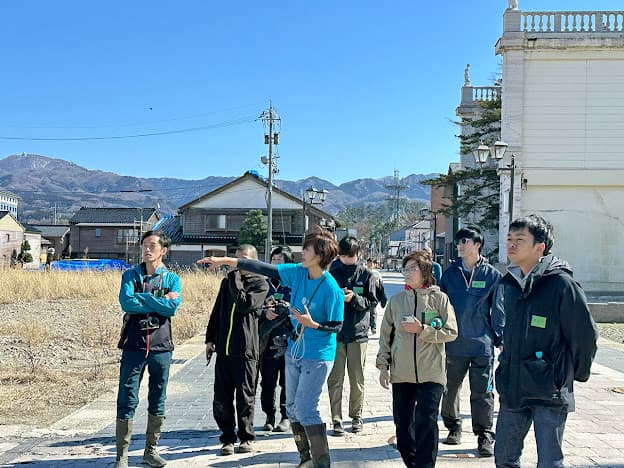 「らいか堂」の土間づくりのお手伝い先、「ごちゃらぁと」代表の小浦 詩さんが、震災・火災・水害で被害が大きかった朝市通りや川べりを案内してくれた。地元の人から生の声で能登の今を知ることができた