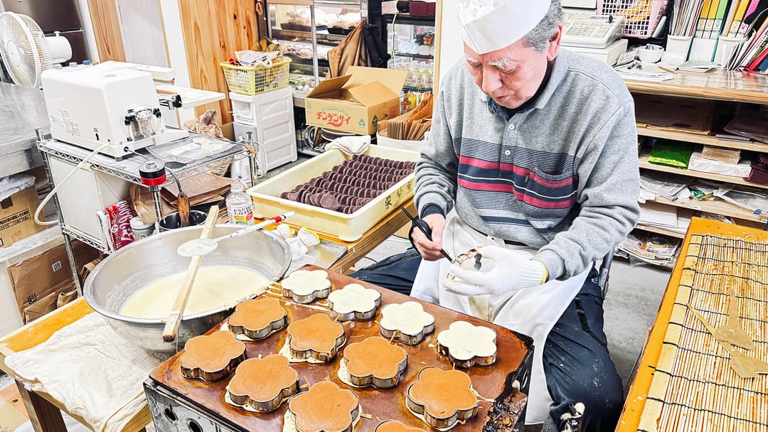一つずつ手作業で、型に生地を流し込み、餡を入れ、焼き上げます