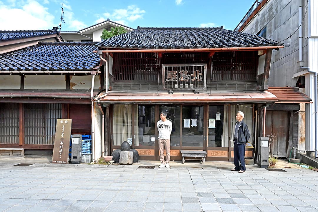 北島屋茶店の建物は1904(明治37)年以前に住宅として建築され、1933年(昭和8)年から茶舗として営業。切妻造、桟瓦葺(さんがわらぶき)の伝統的な町家建築