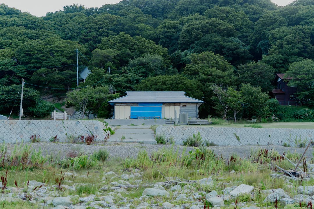 かつての“Cafe Cove”の建物は全壊判定を受け、2026年現在は立ち入り禁止