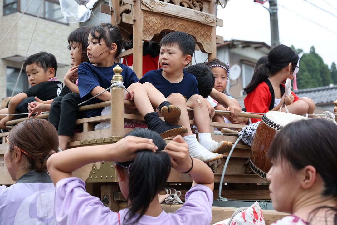 普段はいないはずはずの子どもたちが祭りになると……(写真提供:オープンジャパン)