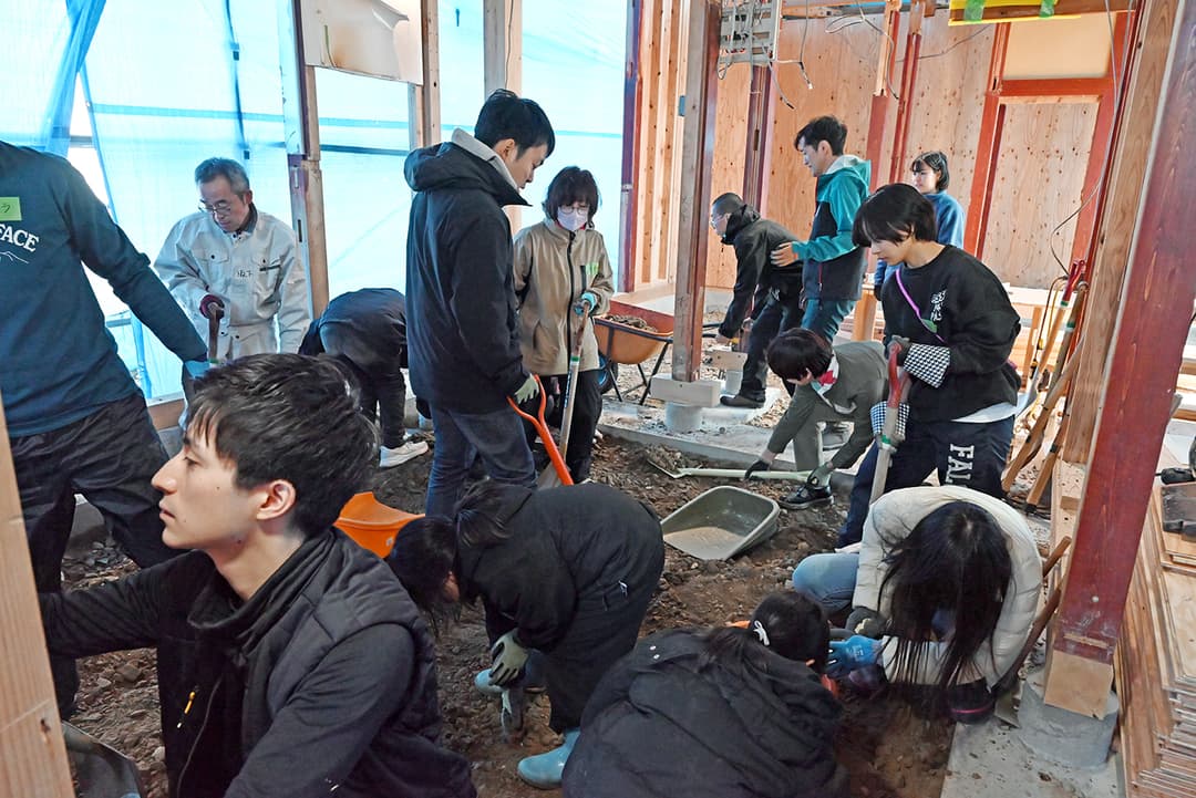 中村さんたちは2月に、リノベーション中だった輪島市の「らいか堂」でのボランティア活動に参加。初めて能登を訪れたメンバーも楽しみながら土間の土ならし、瓦運びなどを行った。昼食は地元の人の手作りカレーを囲んで交流した