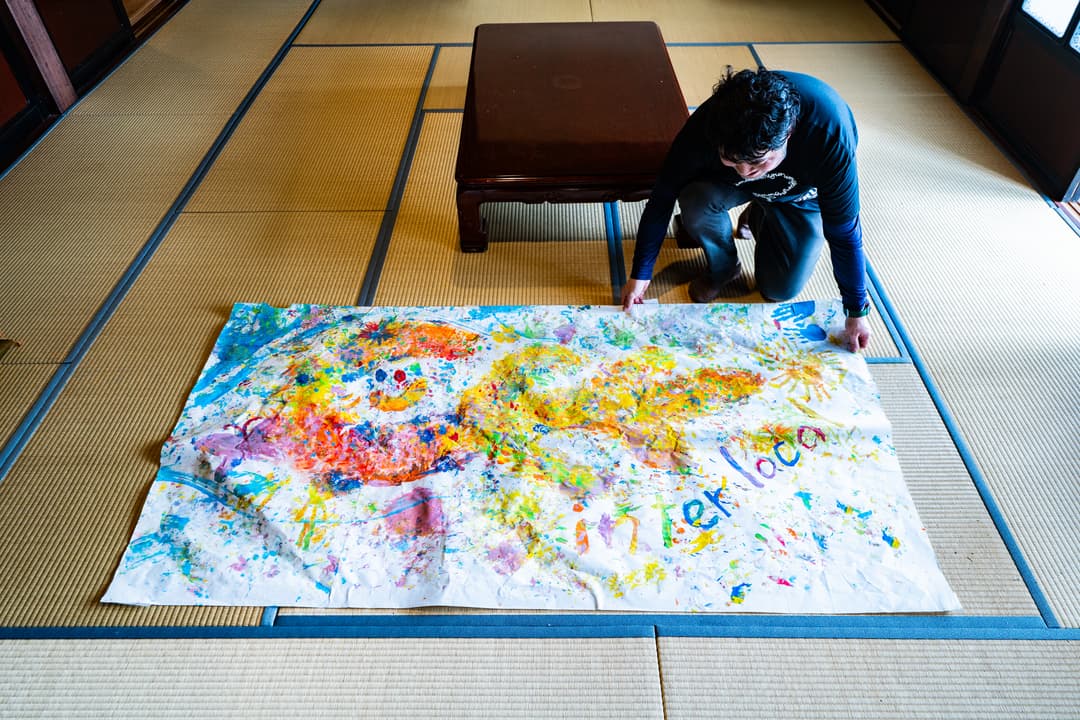 ボランティアの青年と地域の子どもたちと描いた大きな絵は森野さんの宝物