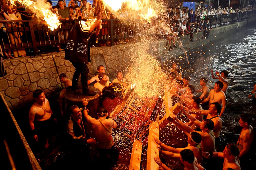 神輿をかつぐ人、見物する人、一体となって祭りを盛り上げる(写真提供:オープンジャパン)