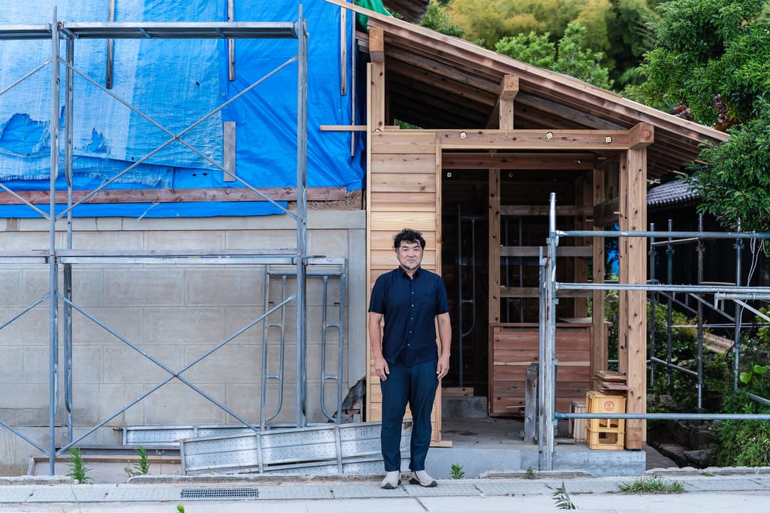 森野さんのご自宅敷地内にある地震被害から修復中の蔵の前にて