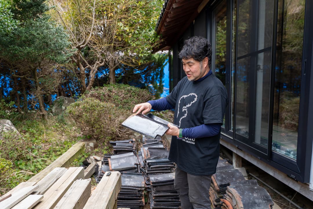 森野邸にも、地震で倒壊した自宅の土蔵で使われていた能登特有の黒い屋根瓦が保管されている