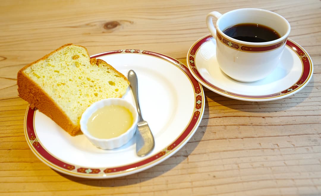 “ボラまち喫茶”で毎週土曜に提供される200円のケーキセット。濱下さん手づくりのシフォンケーキとカスタードクリームやジャムにコーヒーが付く(撮影:2026年3月 関口威人)