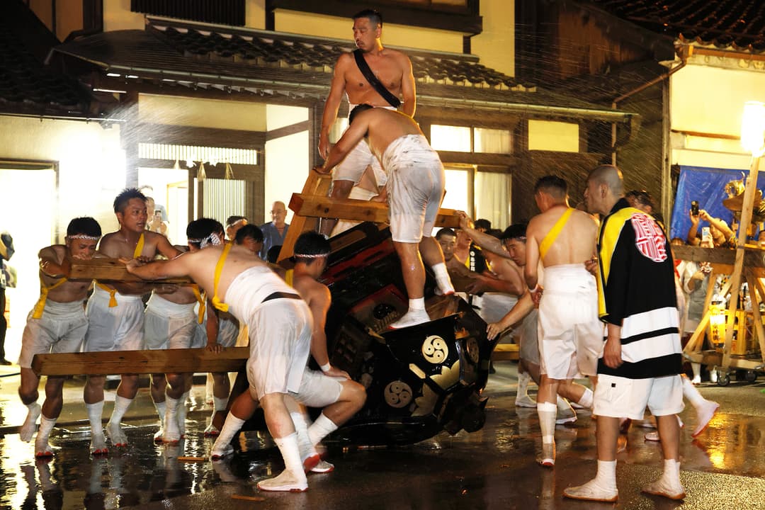 神輿は何度もはげしく地面に叩きつけられます(写真提供:オープンジャパン)
