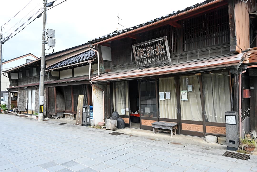 北島屋の周辺には有形文化財に登録された古い町家が集まっている