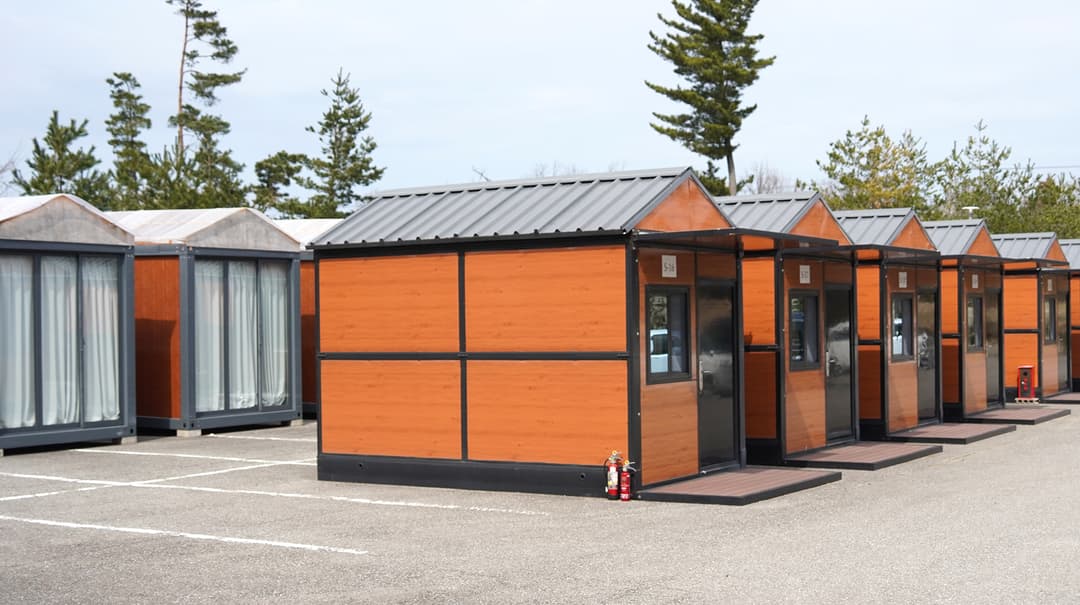長期滞在の復旧・復興業者向けに駐車場の一画を使って建てられた「シングル棟」(撮影:2026年3月 関口威人)