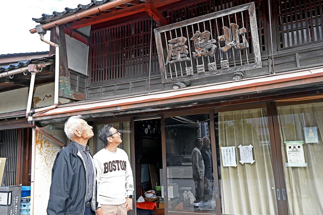 築100年以上の木造建築である北島屋の建物は、2024年の震災で全壊判定を受けた