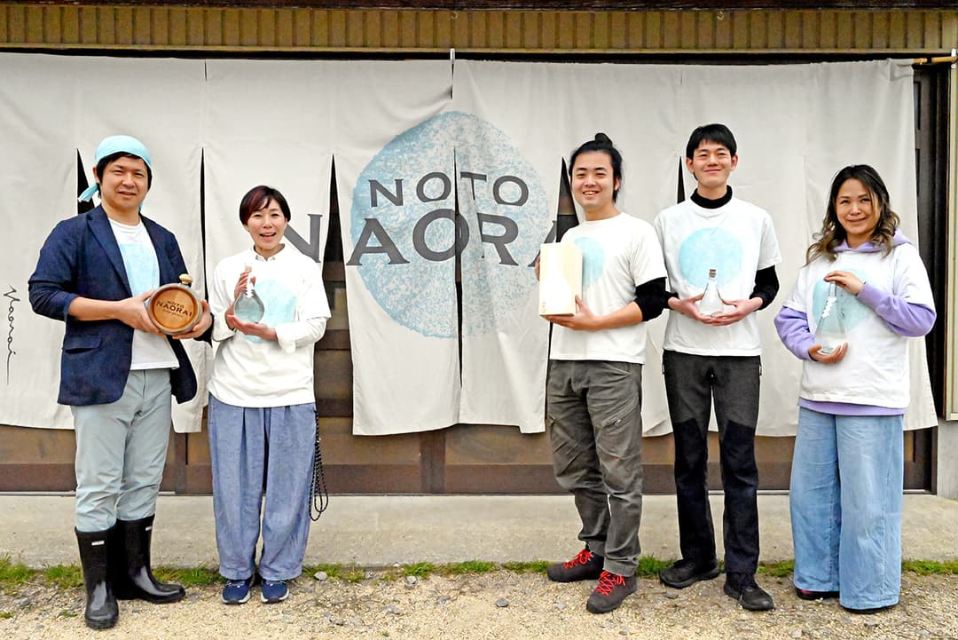 日本酒を低温浄留して浄酎を生み出す技術を開発し、株式会社ナオライを創設した三宅紘一郎さん(左)とNOTO Naoraiのスタッフの皆さん(※2026年10月現在はスタッフ構成が変更しています)