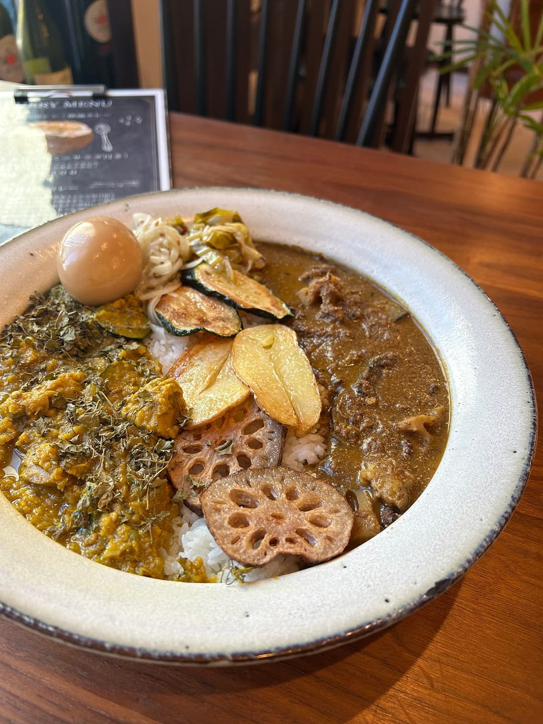 月替わりカレーの2種盛で。もちろん守崎さんが育てた有機野菜が使われています。(写真提供:守崎さん)