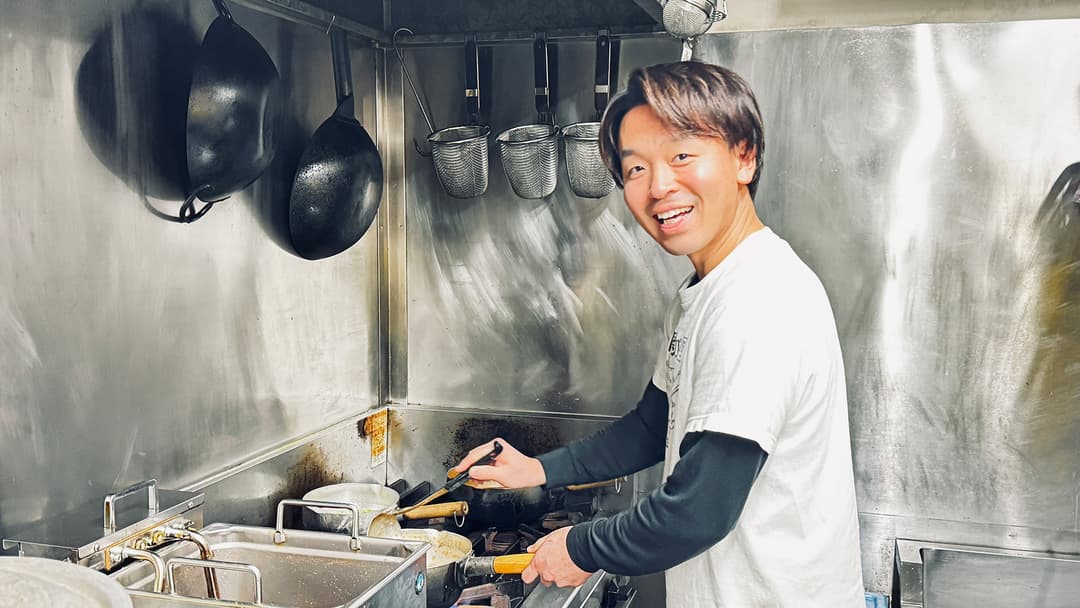調理する守崎さん