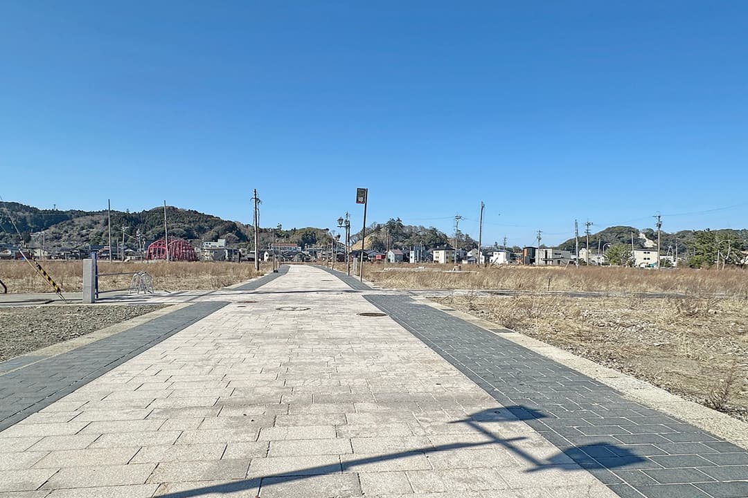 2024年元日の震災と火災、9月の水害による被災が重なった本町商店街・朝市通りの公費解体の完了は2025年4月までかかり、その後も長く更地の状態が続いた(2026年2月撮影)