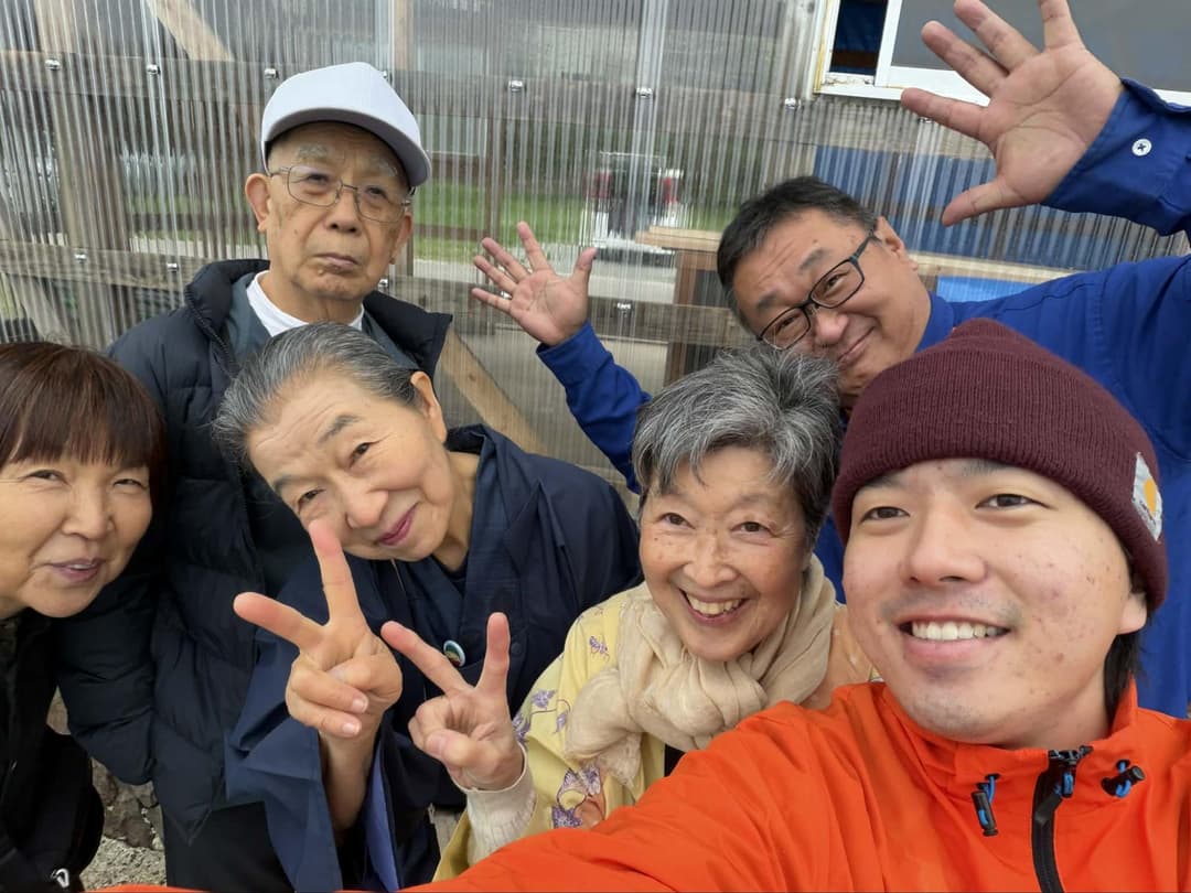 清掃は地域の方とボランティアが協力して行います