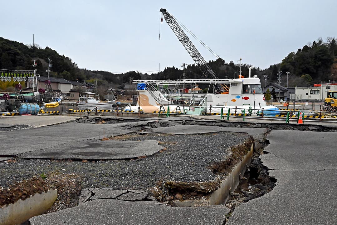 大きくひび割れた遊覧船乗り場前の護岸(撮影:2026年3月)