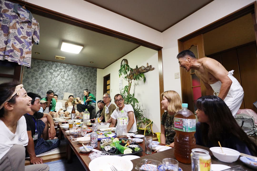 ヨバレの準備は女性の役割。初めまして同士の人が集い、盛り上がる場だ(写真提供:オープンジャパン)