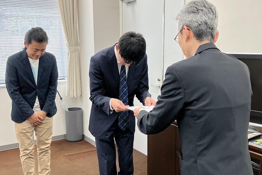 2025年、七尾税務署でスピリッツの酒類製造免許の交付を受けることができた(画像提供:NOTO Naorai)