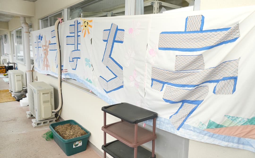穴水町で最大の応急仮設住宅団地ができた穴水陸上競技場の管理棟にオープンした「ボラまち亭」(撮影:2026年3月 関口威人)