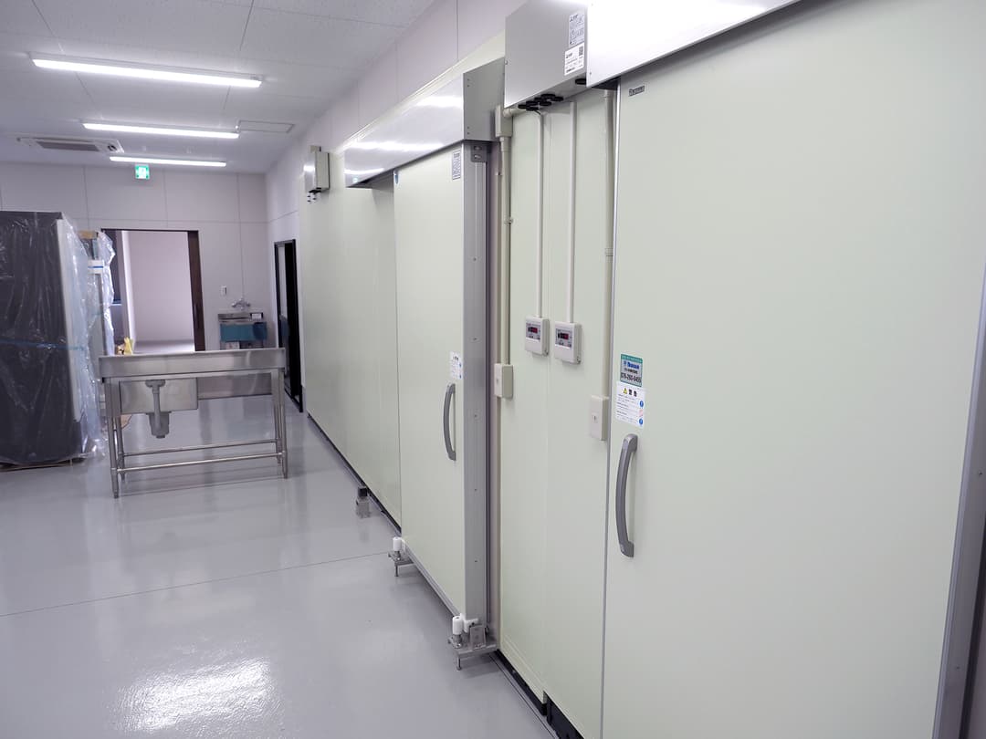 新しい作業場に据え付けられた大型冷蔵庫。震災で冷凍庫のドアが開かなくなったことは今でも忘れられない(撮影:2026年9月18日)