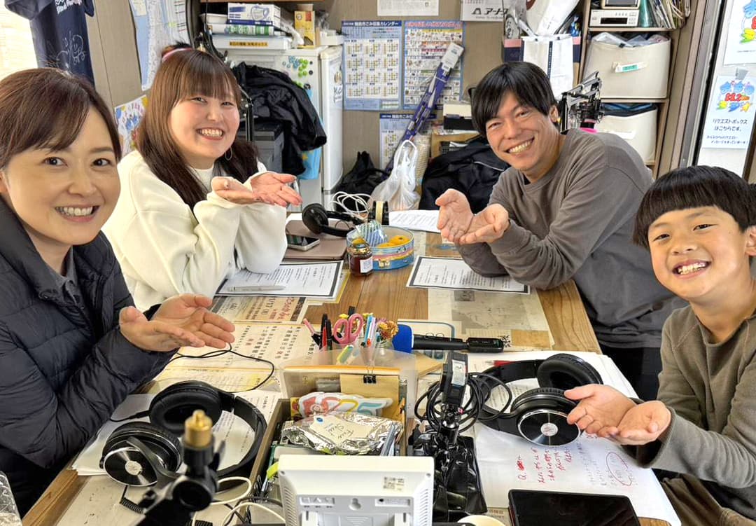 「まちのラジオ」でパーソナリティをつとめる山崎さん(画像提供:まちのラジオ)