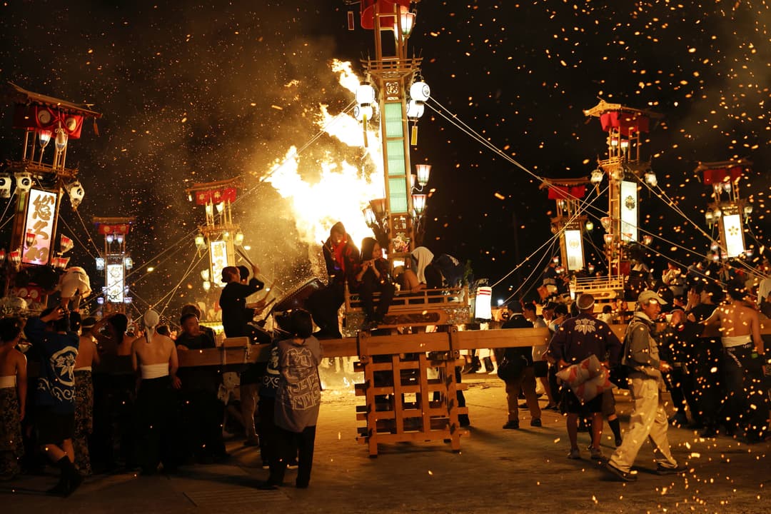 火の粉を浴びても、お囃子の演奏の手は決して止めない(写真提供:オープンジャパン)