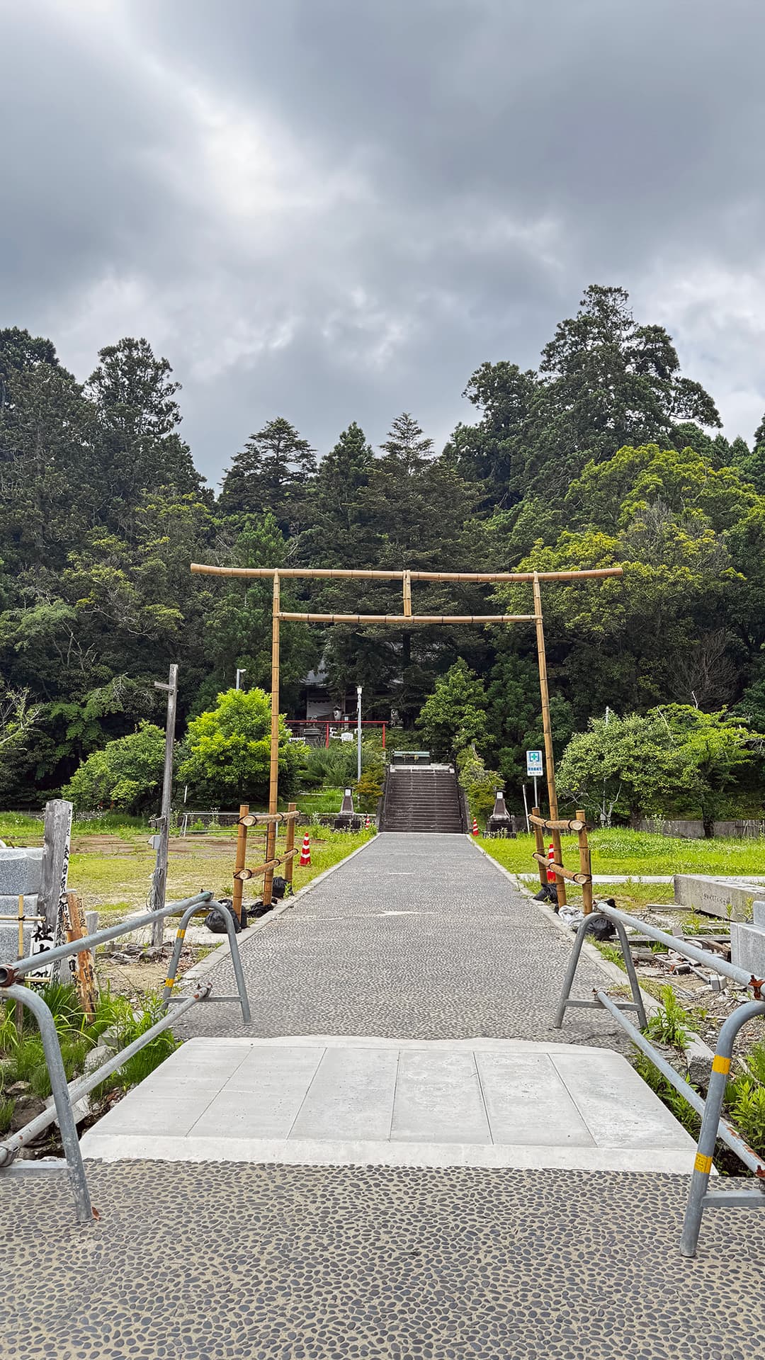 2023年5月には、2022年6月の地震で被害にあった鳥居も参道も新しくした。しかし2024年1月の地震でまたしても……。燈籠山祭りを前に竹の鳥居が建てられていた(撮影2026年7月)