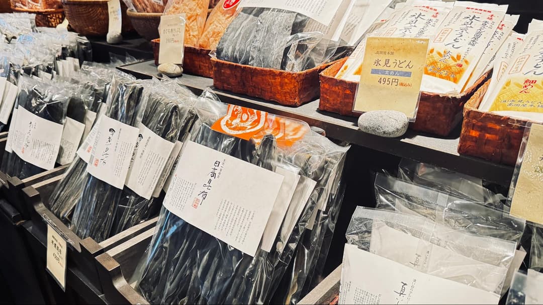 往時に比べてすっかり商品は減ってしまったが、「白井さんの商品でなければ」と訪れる客が後をたちません