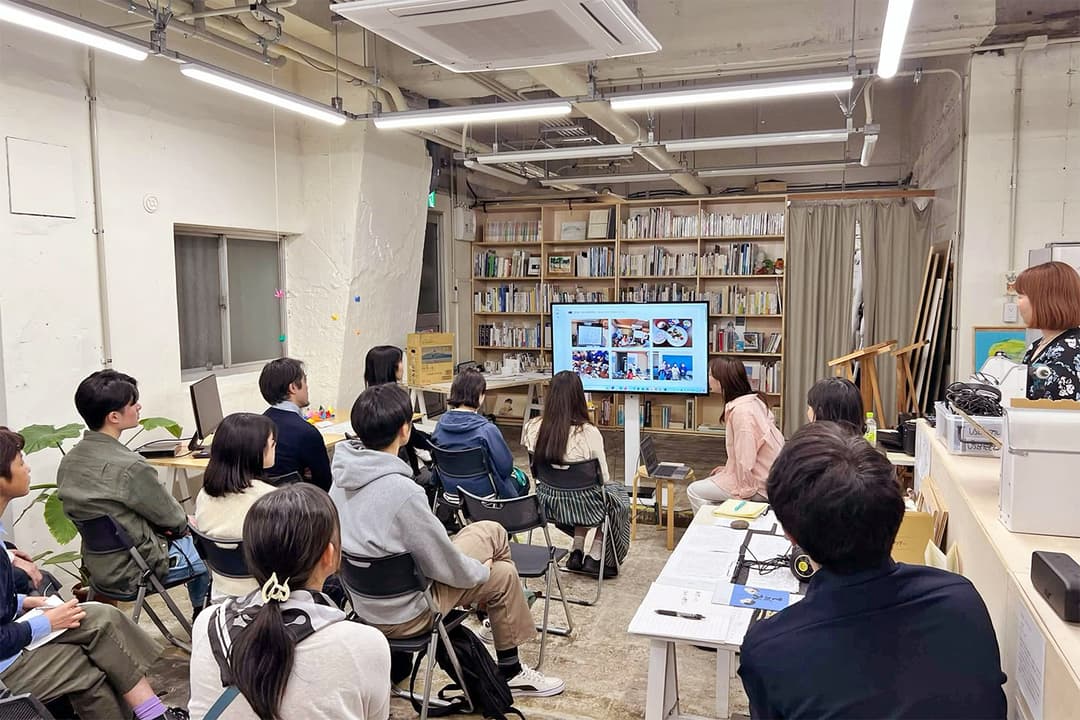 2026年4月開催の「第19回 のと部定例会」では、参加人数30名弱のうち初参加が8名も! 石川・能登との縁を持つ人、“のと部”が開催した春まつりに参加してくれた人、関西圏から参加された人も。前半は能登に行ってきたメンバーからの報告があった(画像提供:のと部)